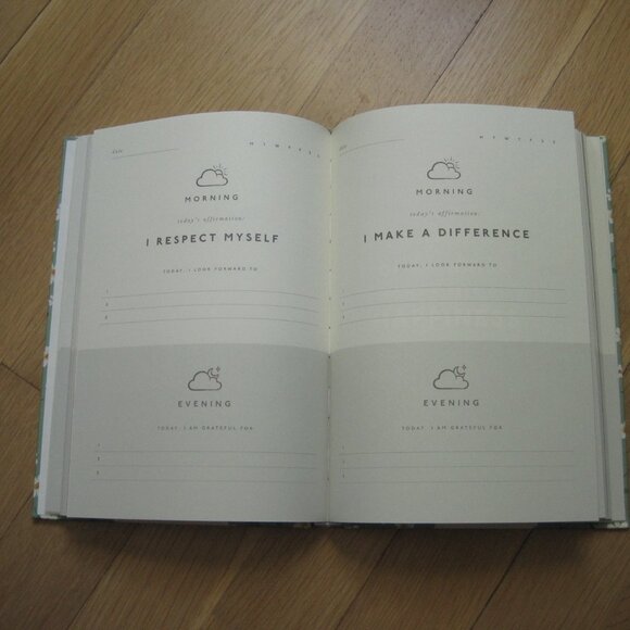 Anthropologie Papier Gratitude Hardcover Journal Daisies Green Pattern NEW - Picture 5 of 6